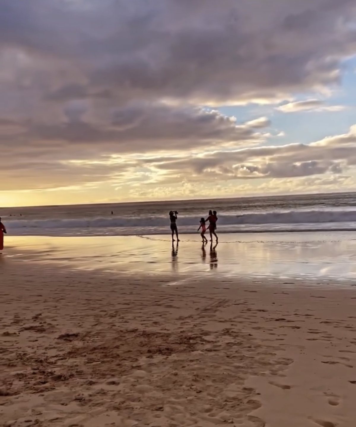 Familie am Strand im Abendlicht