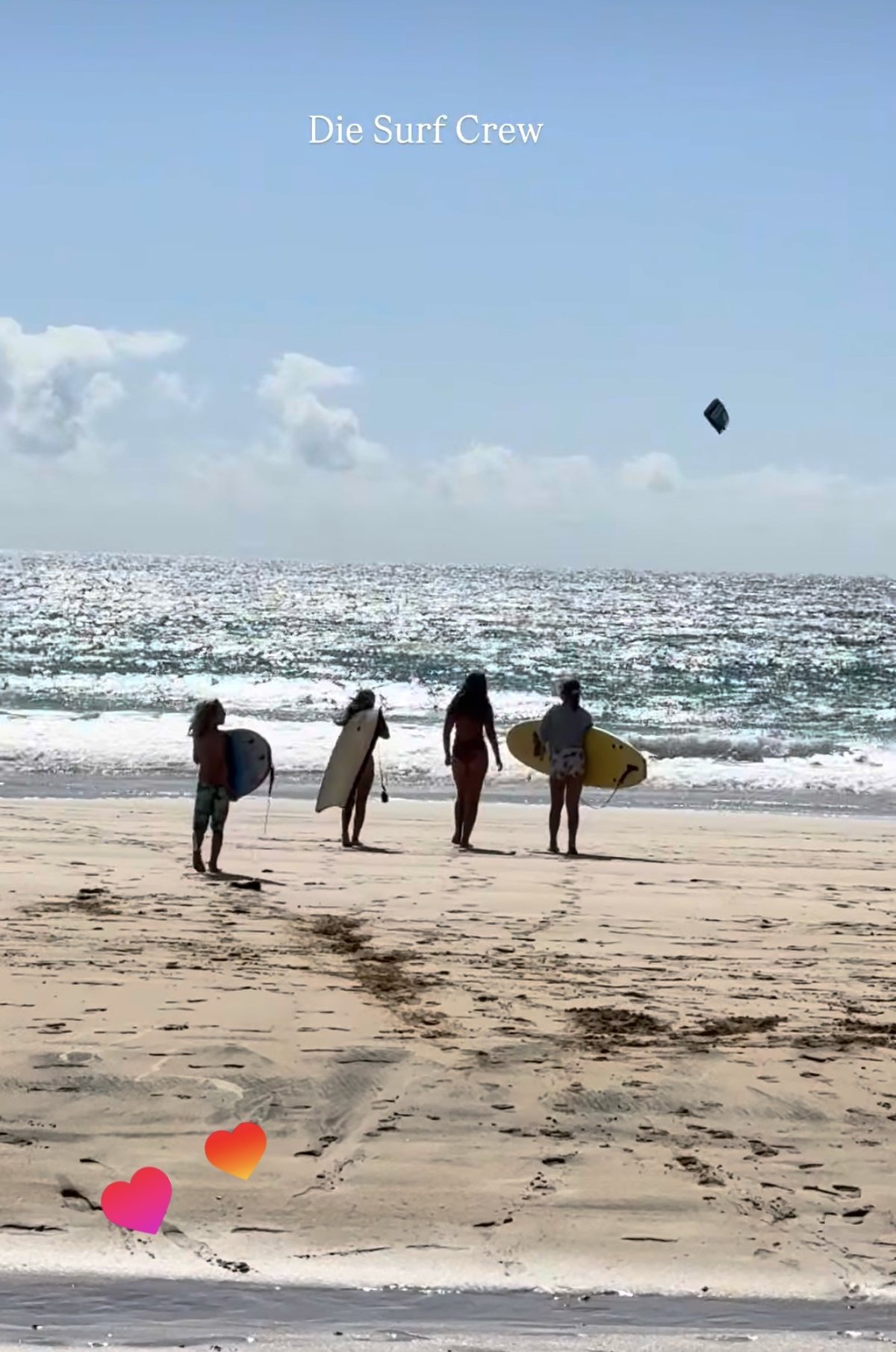 Vier Kinder gehen mit Surfbrettern zum Wasser