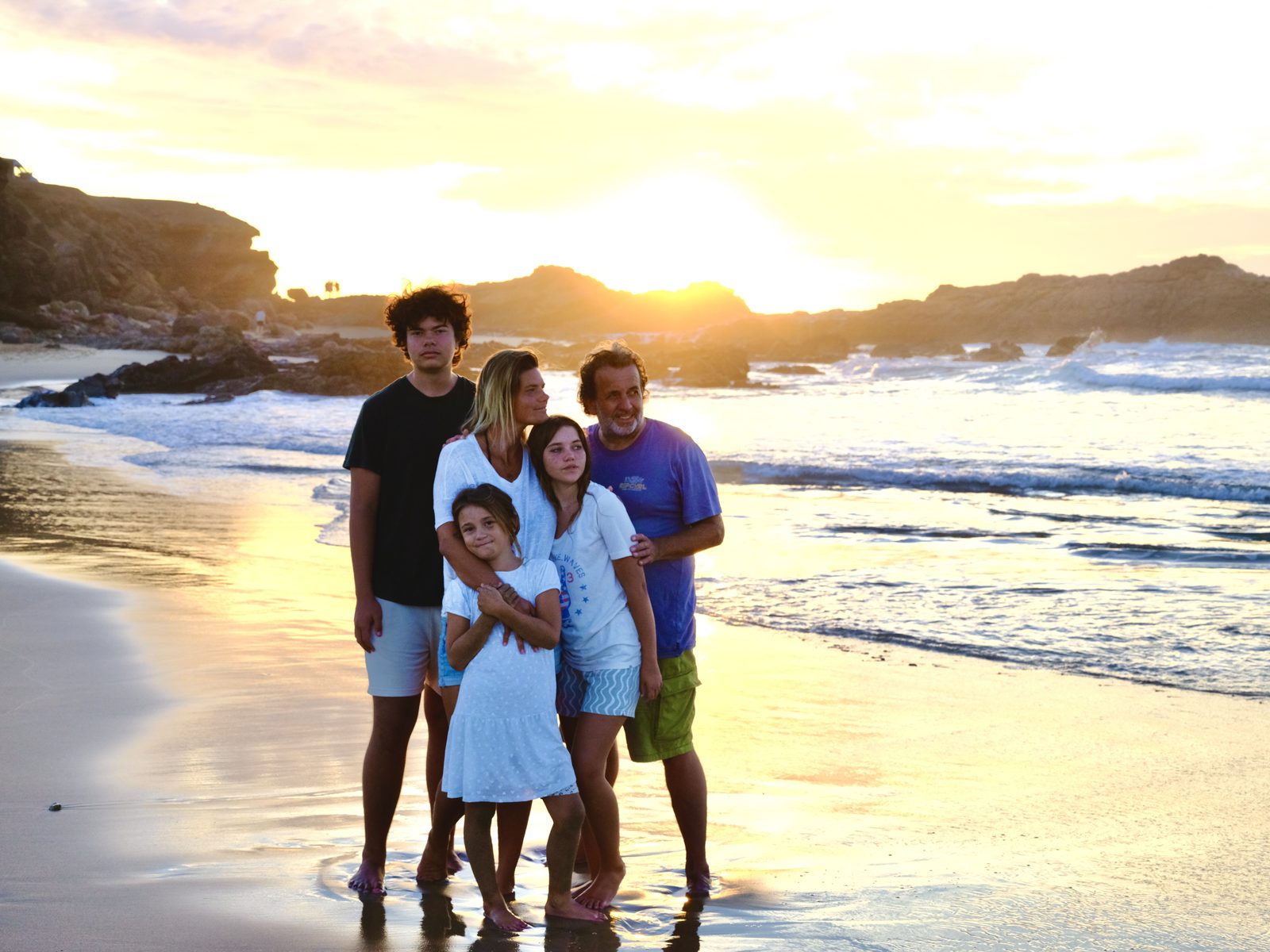 Wild & Free Family am Strand bei Sonnenuntergang