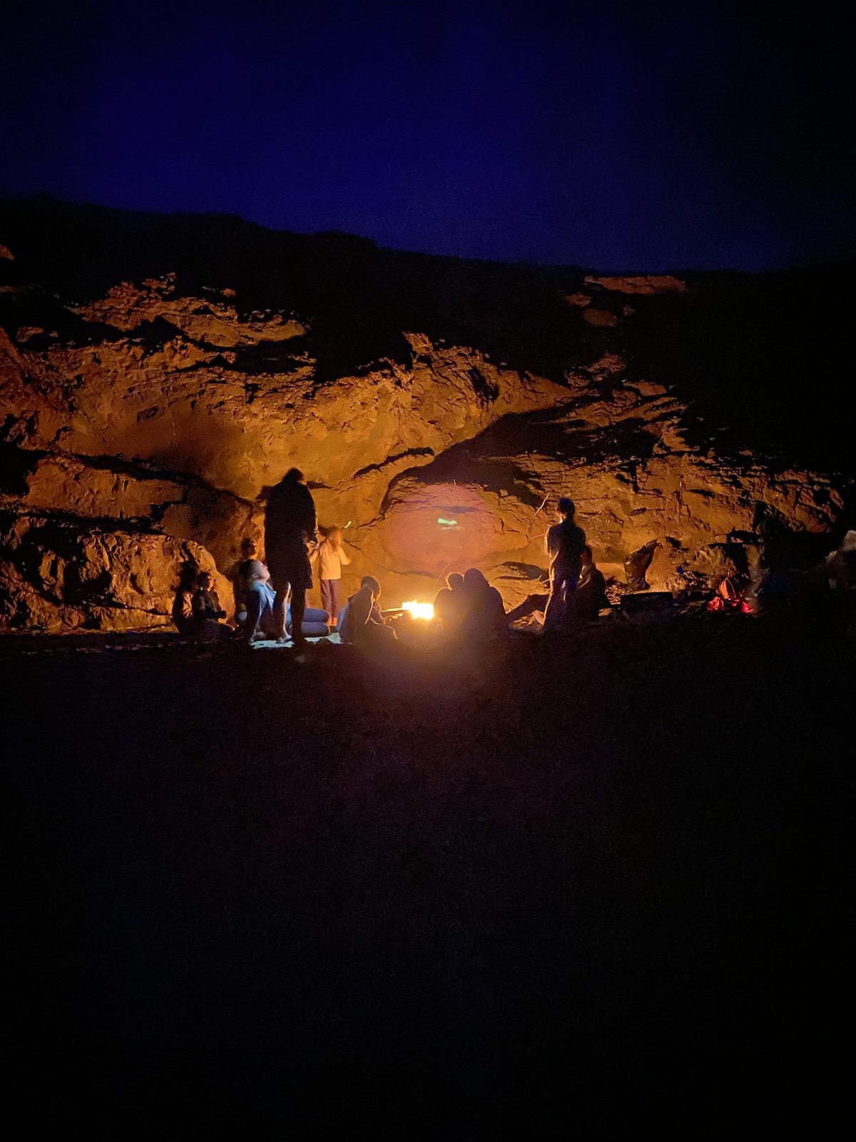 Lagerfeuer in der Höhle