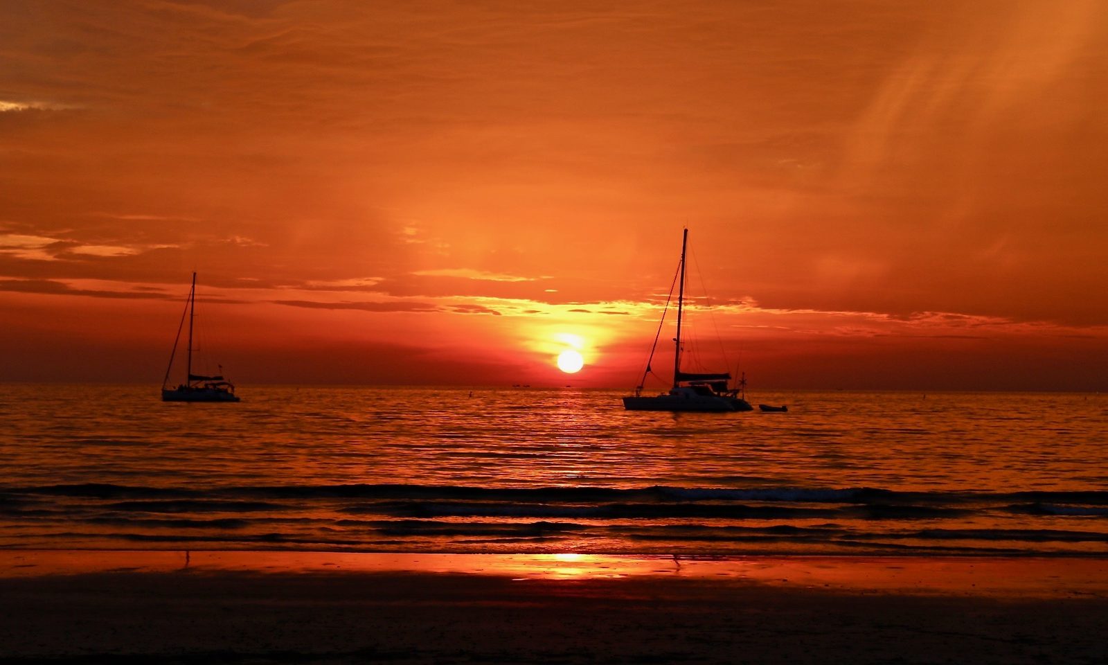 Sonnenuntergang mit Segelbooten